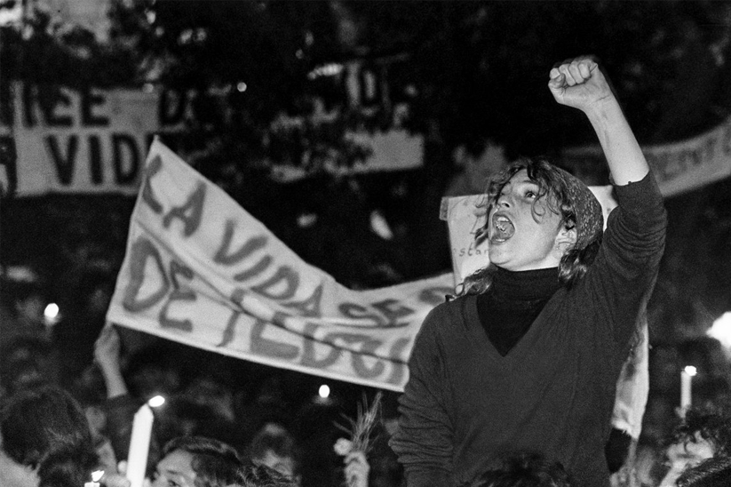 Centro Cultural Gabriela Mistral exhibe fotografías inéditas sobre la resistencia y movimientos de mujeres en dictadura 