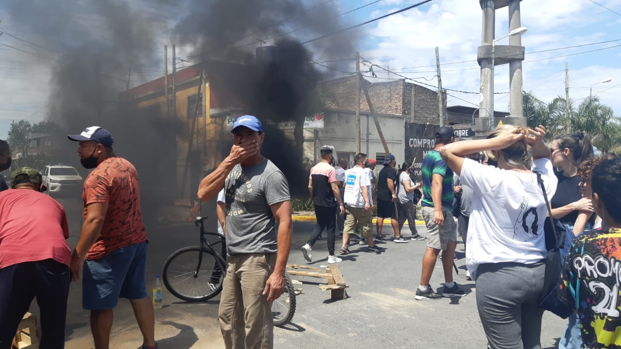 San Fernando | Vecinos cortan y denuncian: "Hace 25 años que no tenemos agua potable"