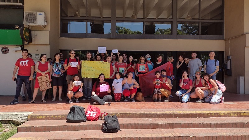 Estudiantes de la Escuela de Teatro se manifestaron frente al Ministerio de Educación de Santa Fe