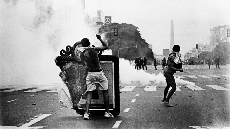 La historia detrás de la foto: 19 y 20 de diciembre de 2001, imágenes desde la barricada