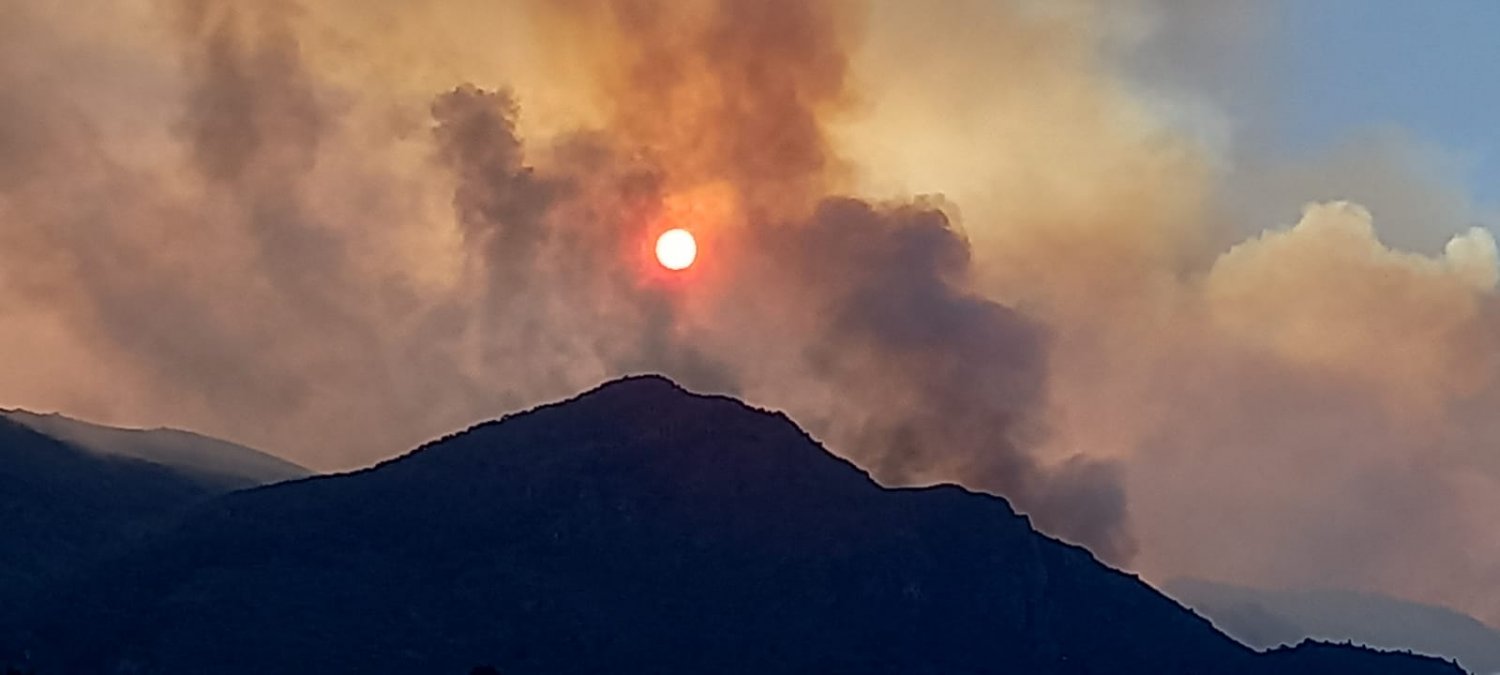 Continúa fuera de control el incendio al sur de Bariloche