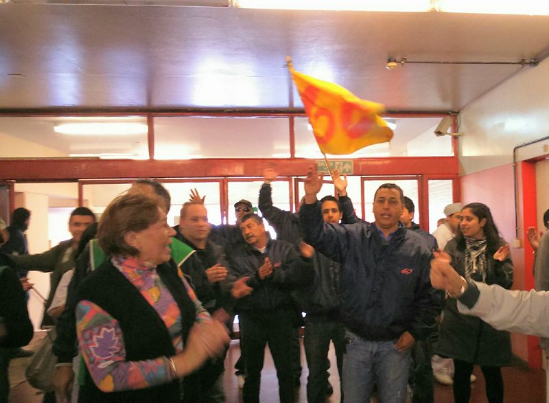 Choferes de la línea 60 en apoyo a enfermera despedida del Hospital Garrahan 