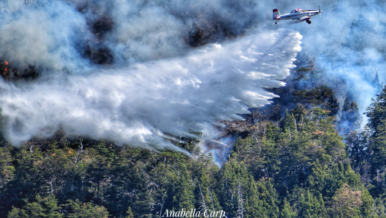 Se reaviva el fuego cerca de Bariloche y cortan la ruta 40