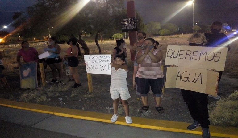 Mientras hay miles de familias sin agua en Mendoza, Suárez anunció un aumento en la boleta