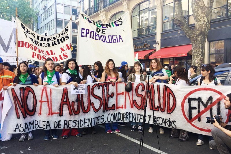 8F: Trabajadores de salud se suman a la marcha contra el FMI