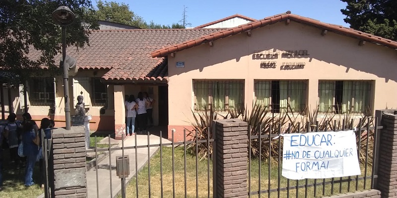 De manera espontánea, padres y docentes cortaron la ruta en San Lorenzo