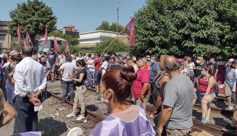 Contundente paro de las y los trabajadores del FFCC Sarmiento en defensa de su salud