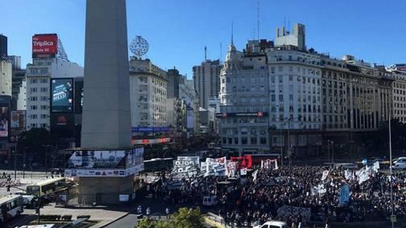 Los libertarios Milei y Marra buscan privatizar la protesta y socializar el ajuste