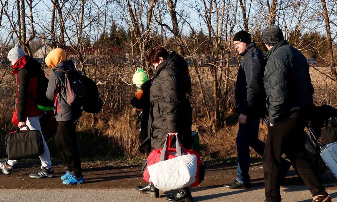 Cientos de miles de personas refugiadas de Ucrania se dirigen a la Europa fortaleza