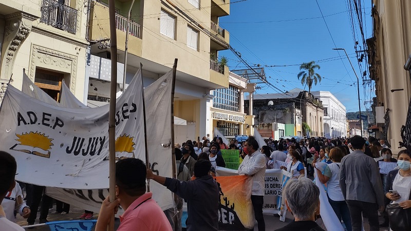 Paro y multitudinaria movilización docente contra la paritaria de hambre de Morales