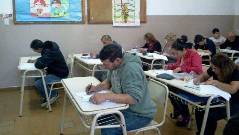 Cierres de cursos y precarización en las escuelas de adultos de Córdoba 