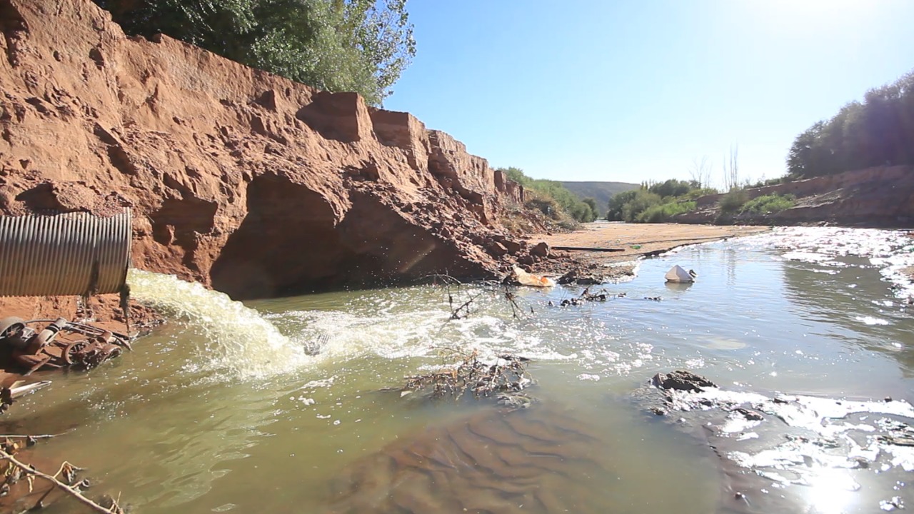 En Rincón de los Sauces los efluentes cloacales se vierten al Río Colorado 