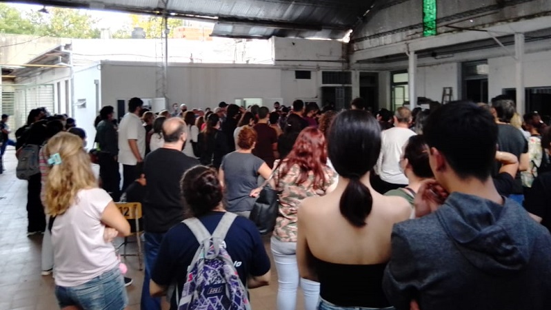 Masiva asamblea abierta en la escuela Guido y Spano en defensa de su edificio