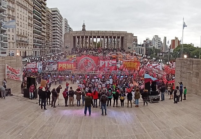 Se movilizaron miles en Rosario por los 30.000 y para rechazar el pacto con el FMI 