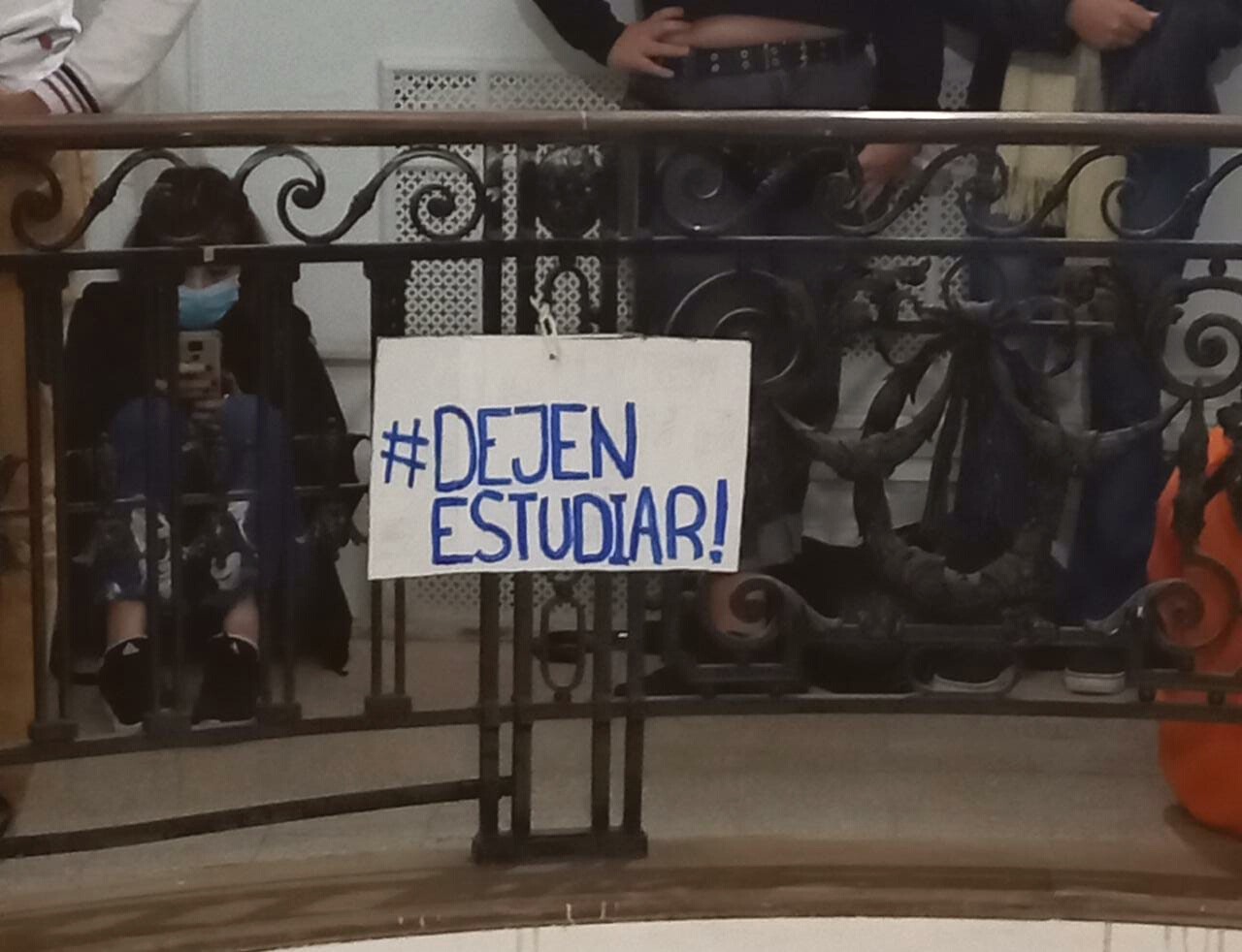 La pelea por cupos congregó a un centenar de estudiantes en el decanato