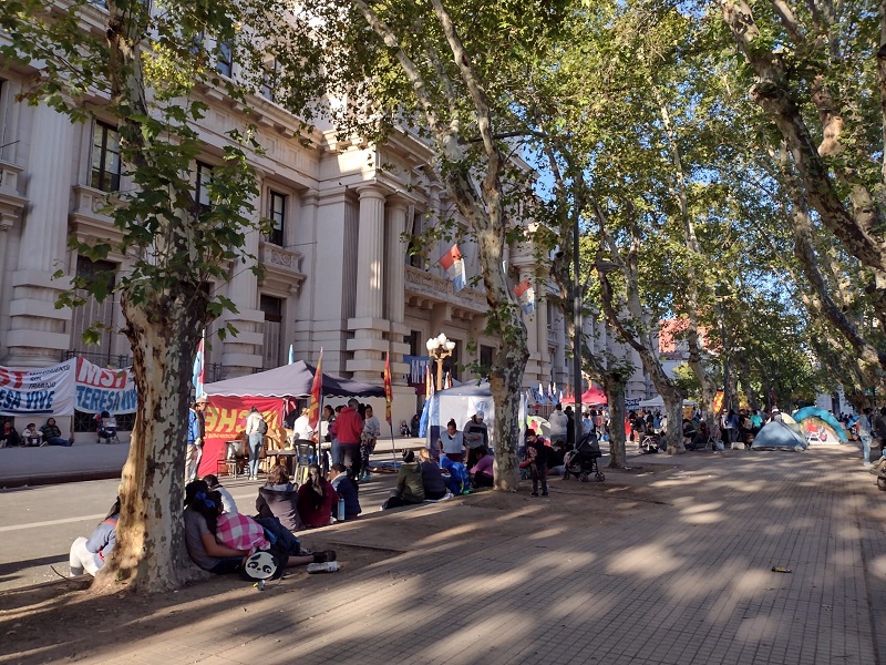 Rosario: Movilización y acampe en reclamo contra el recorte en programas sociales