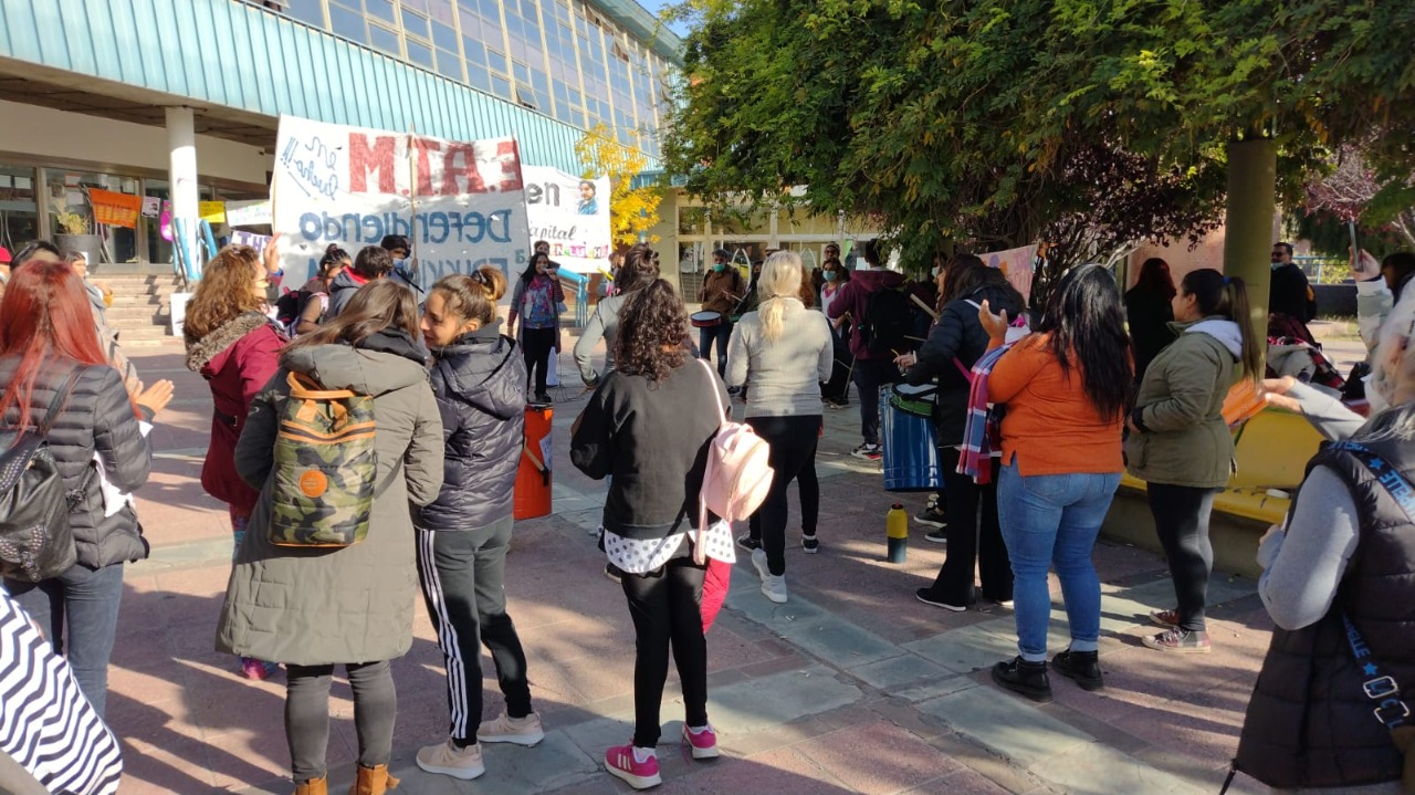 El ISFD N°6 y la Escuela de Enfermería protestaron en el Consejo de Educación de Neuquén