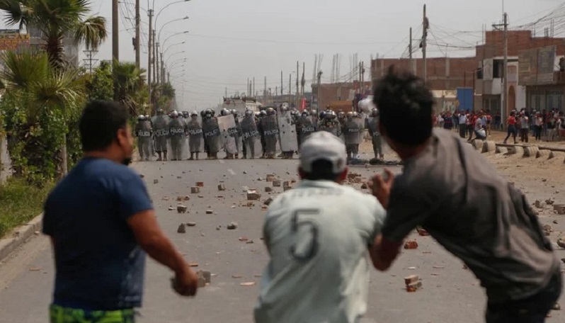 Perú decreta toque de queda en medio de protestas contra la política del Gobierno