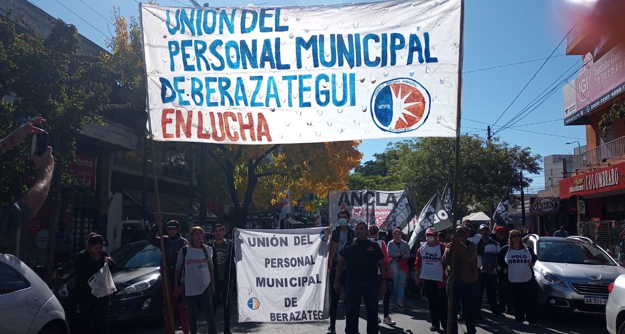 Movilización municipales despedidos Berazategui: "Le vamos a recordar a Mussi que seguimos en pie de lucha"