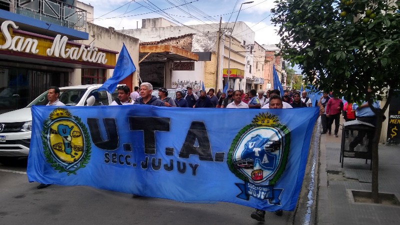 Choferes de la UTA paran y se movilizan en Jujuy