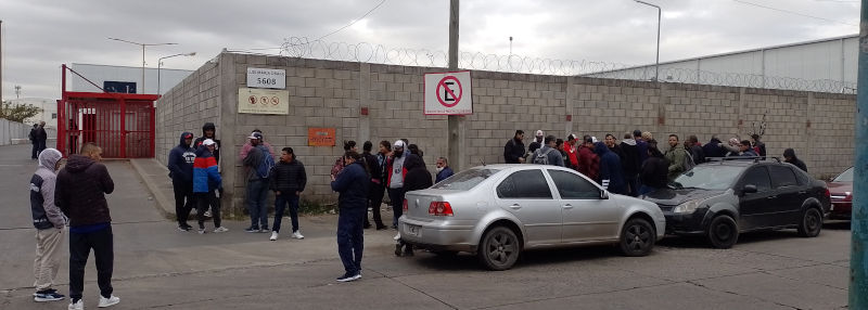 Trabajadores de Alfa Lince S.A. siguen reclamando por despidos y pago de salarios en frente de la empresa