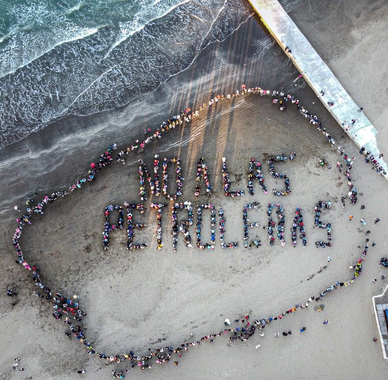 "Por un mar libre de petroleras" fue la postal humana