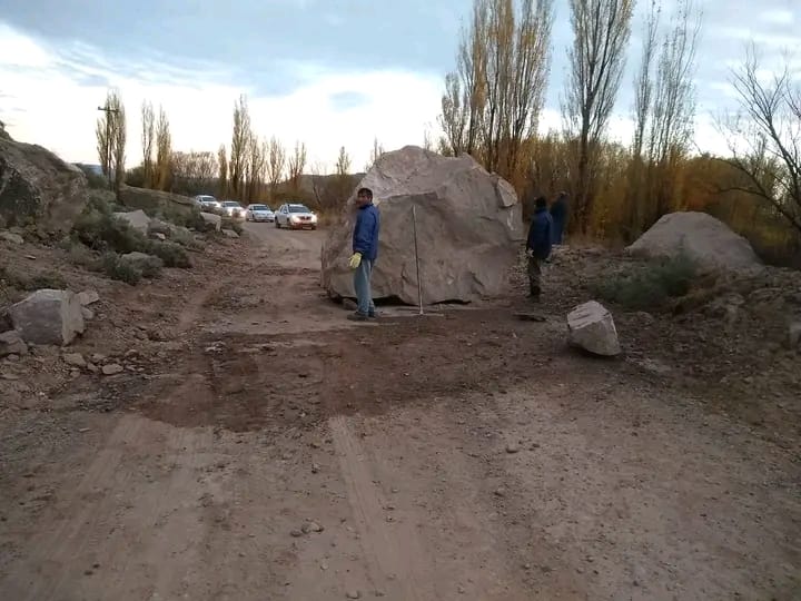 Importante desprendimiento de rocas en Quili Malal tras el terremoto en Sauzal Bonito