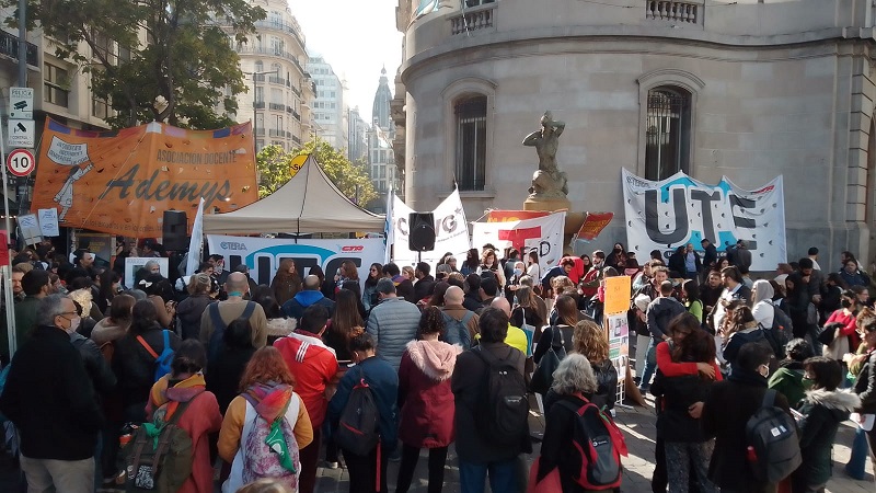 Sindicatos Ademys y UTE llaman un paro docente contra la reforma del estatuto