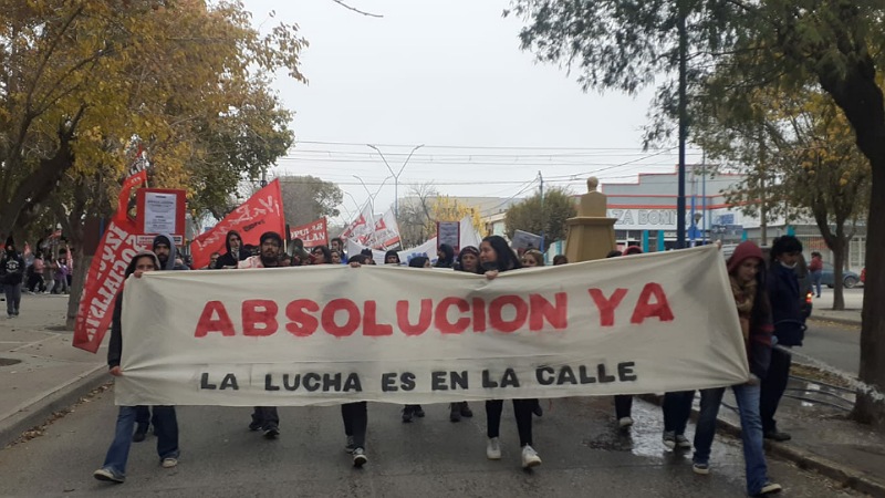 Movilización por la absolución de docentes y estudiantes de la UNRN en Fiske Menuco