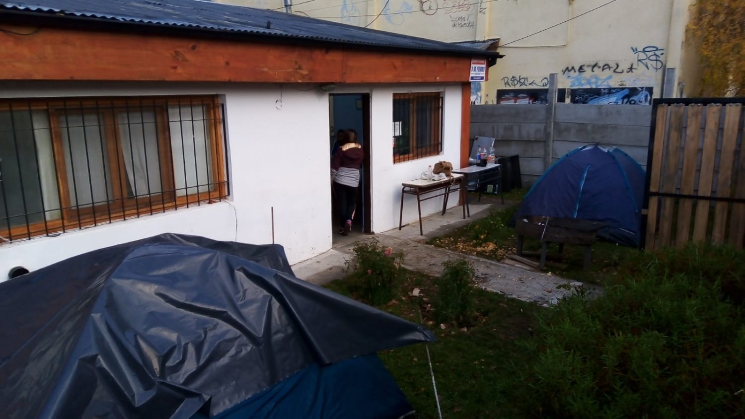 San Martín de los Andes: auxiliares de servicio acampan en el edificio del distrito escolar 