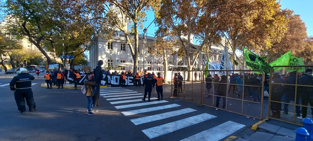 #NoEsNo: vallas, policía y patotas para defender el lobby minero en Mendoza