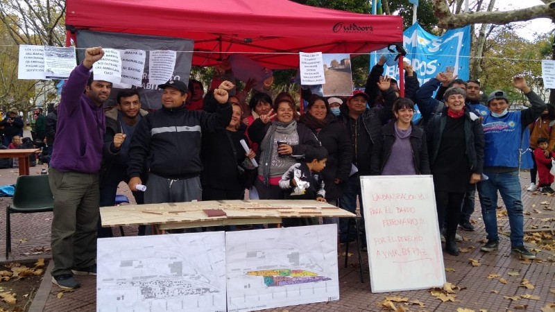 Acampe de vecinos del barrio Ferroviario de Victoria en reclamo por agua potable 