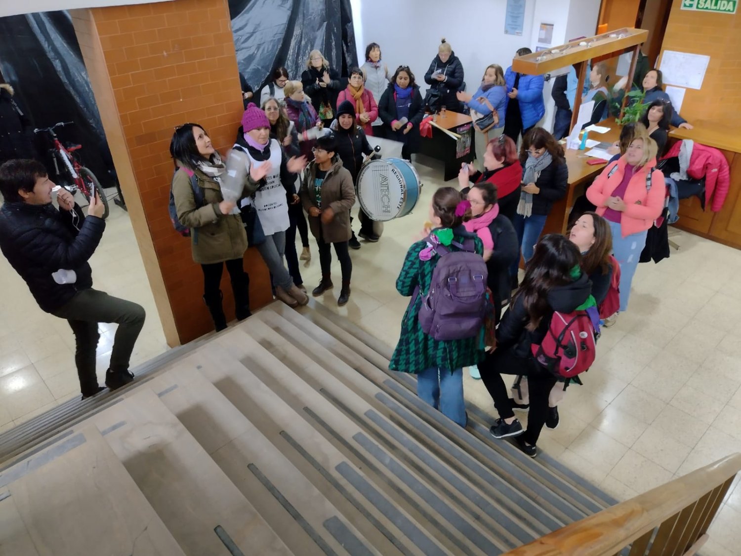 Segundo día de paro docente. Docentes en Rawson ingresan al ministerio de educación