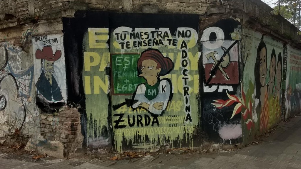 Estudiantes del ISFD N°96 de La Plata se organizan para repudiar un mural liberal