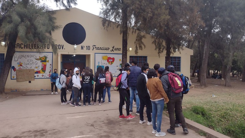 Tomas de escuelas: Estudiantes del Bachillerato 10 consiguieron un compromiso de solución a su reclamo