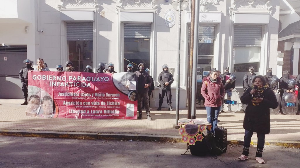 Acción frente al consulado de Paraguay por la aparición de Lichita y la libertad de Laura Villalba