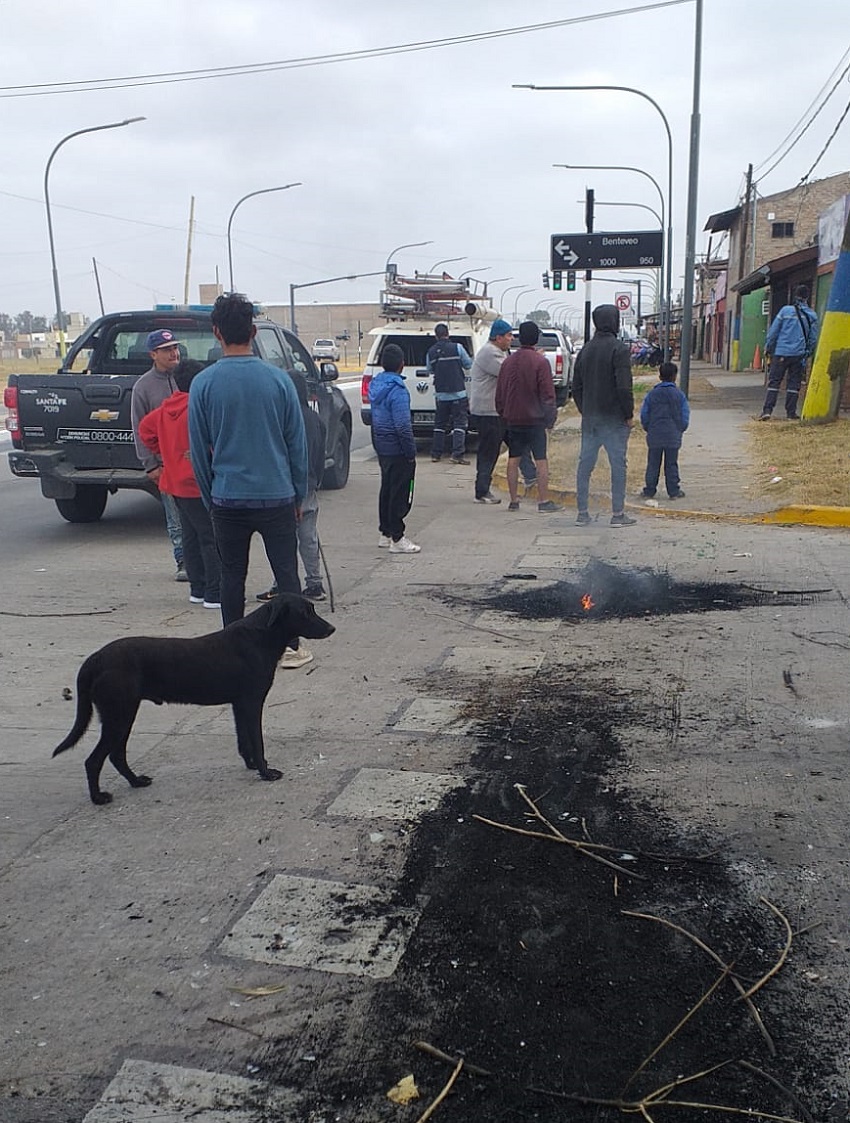 Reclamo de barrio Los Unidos por constantes cortes de luz en días de ola polar 