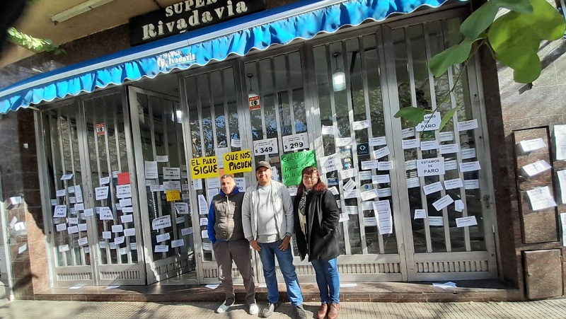 Trabajadores de un supermercado toman el local por falta de pagos