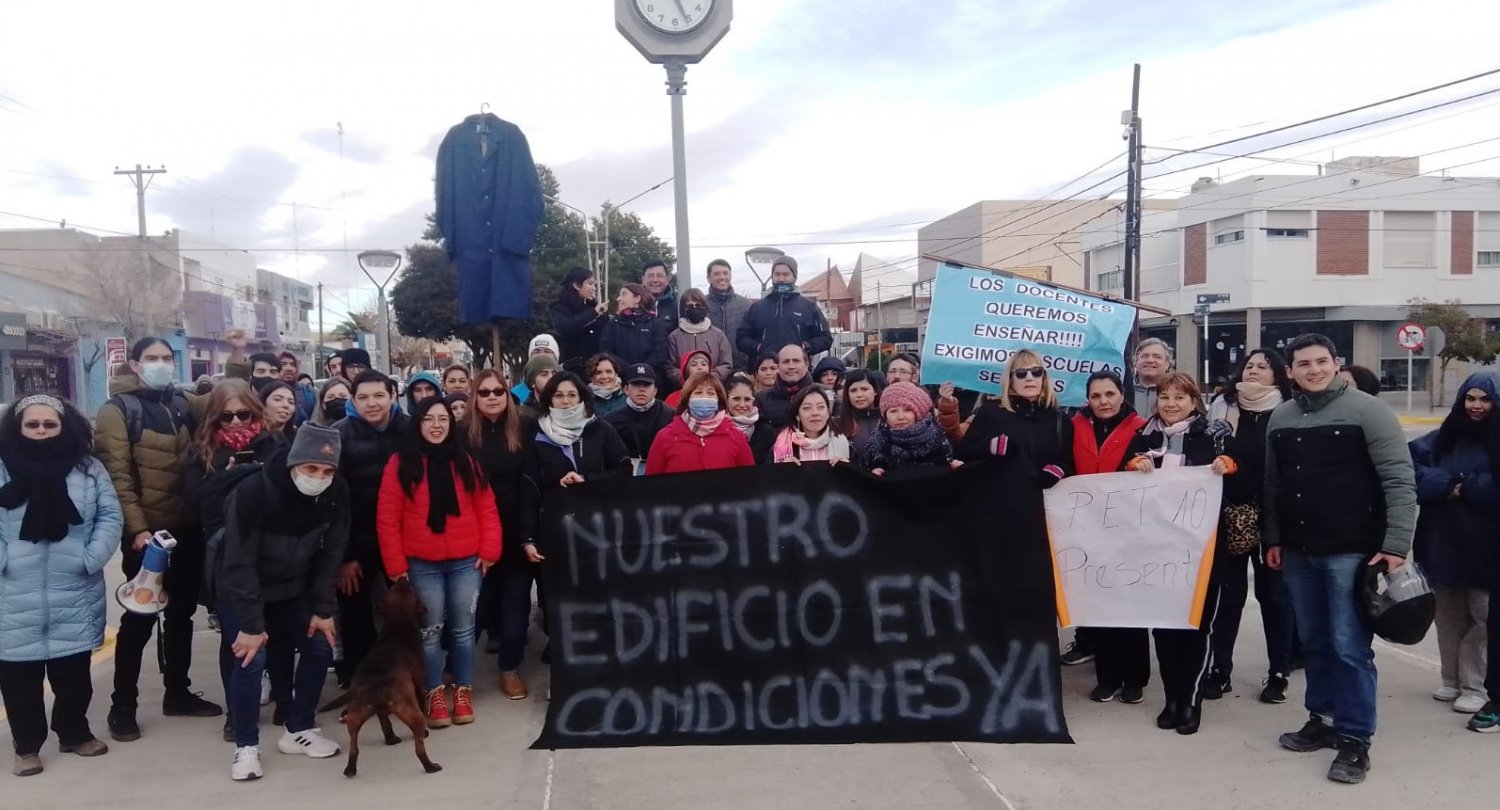 La EPET 10 de Plaza Huincul marchó para volver a su edificio en condiciones