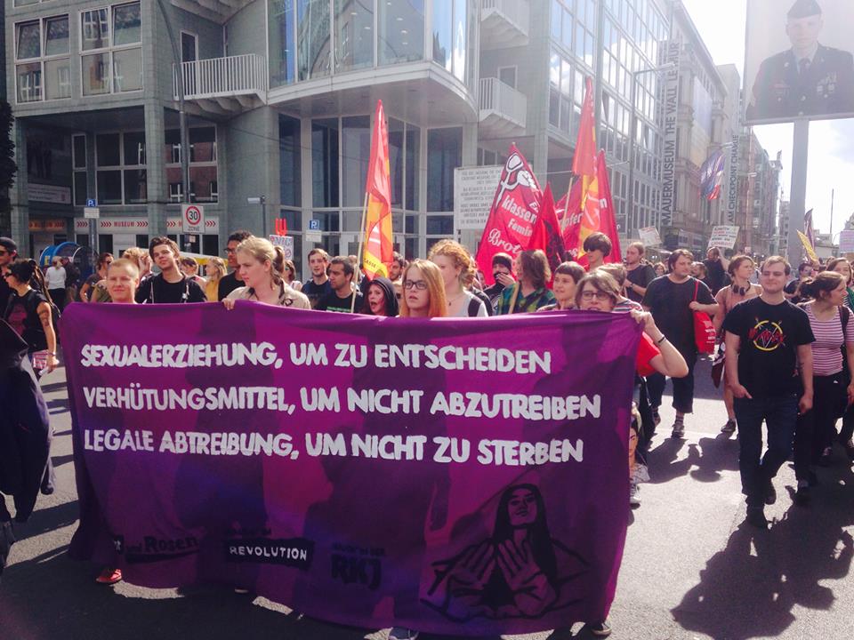 Miles protestan contra marcha antiaborto en Berlín