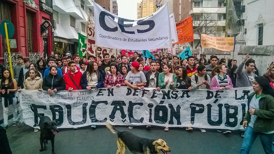 Estudiantes secundarios marcharon en defensa de la educación pública.