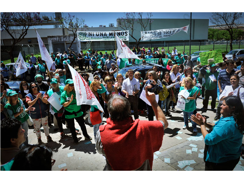 Rosario: concentración de docentes y estatales por aumento de emergencia