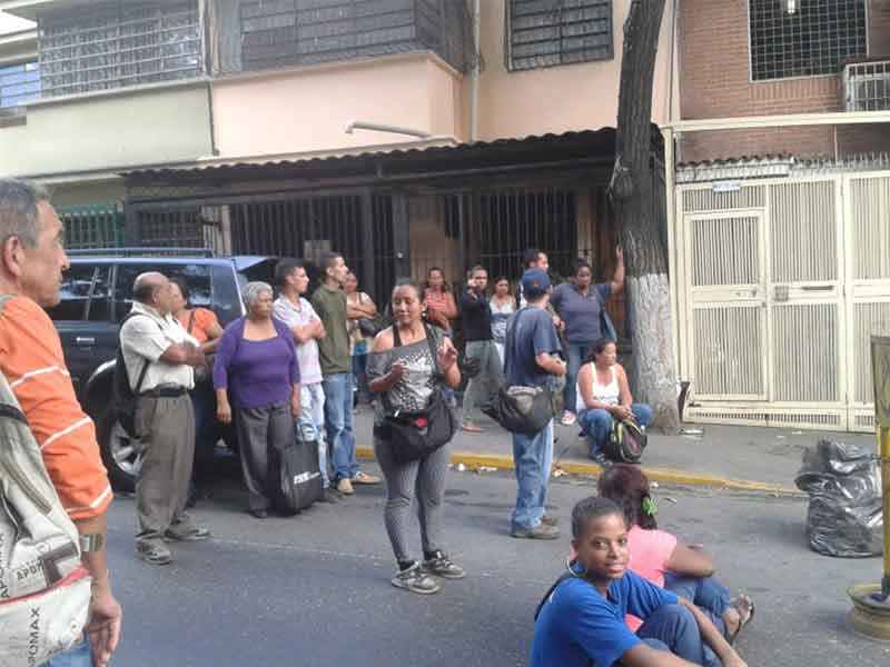 Tercerizados de la Universidad de Venezuela salen a la calle exigiendo el pago de salarios, tickets y aguinaldos