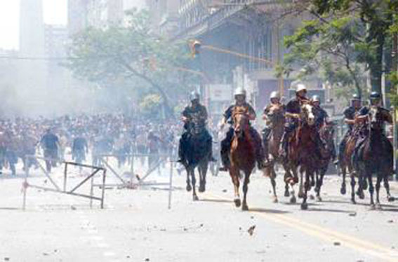 Cuando la lucha en las calles echó al presidente