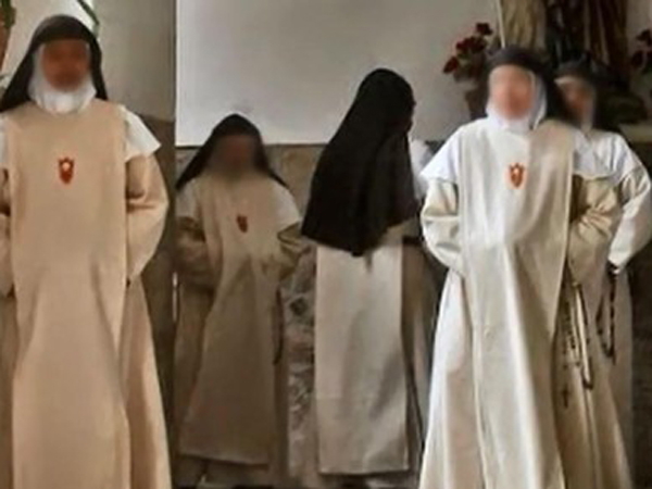 Tres monjas indias son liberadas de su encarcelamiento en un convento de Santiago