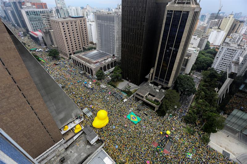 Marchas en Brasil: ¿“Que se vayan todos” o “que venga Macri”?