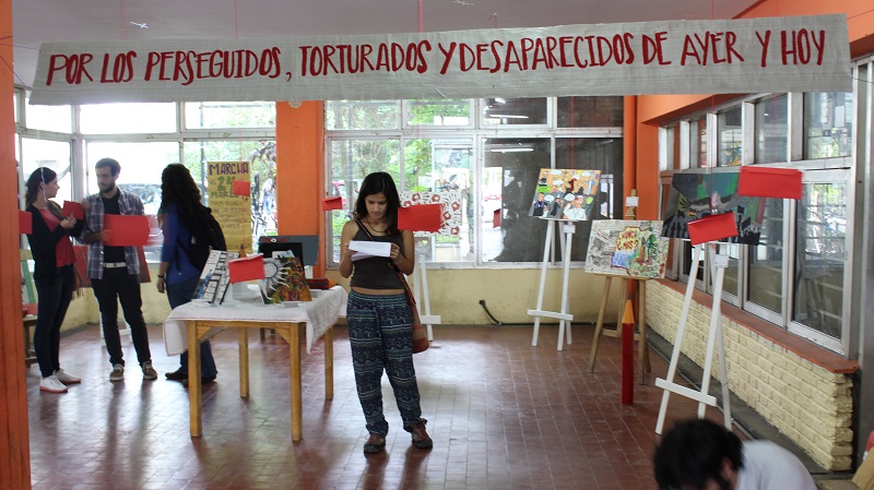 Realizan una intervención artística por el 24 de marzo en la Facultad de Ciencias Naturales 