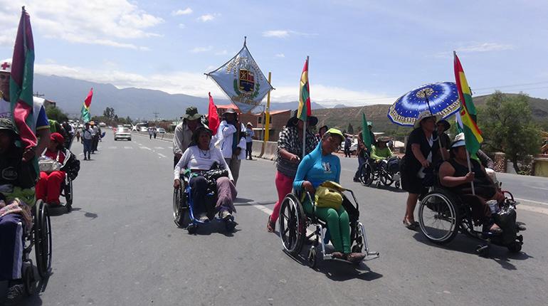 Cientos de sillas de ruedas y muletas recorren 380 kilómetros en marcha a La Paz