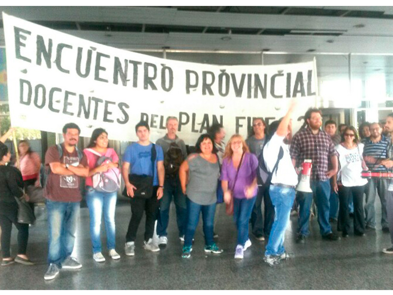 Los trabajadores del Plan Fines 2 en lucha se movilizaron a La Plata