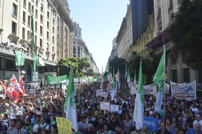 Importante marcha de estatales de la administración pública nacional